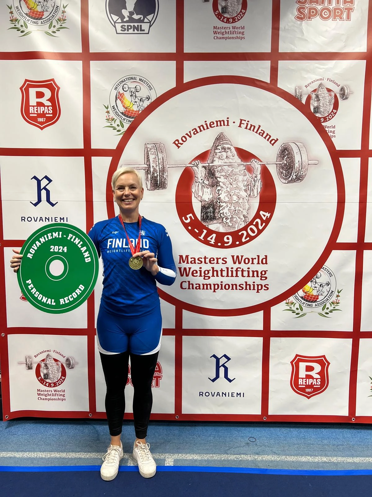 Baba Lybeck painonnoston mm kisoissa pronssimitali kaulassa
